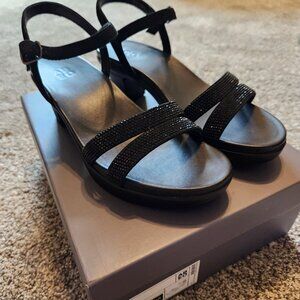 Abeo Faith sandals, Women's size 8 neutral, New in box. Black sparkles.